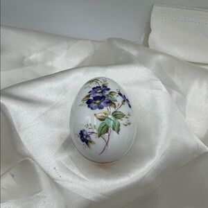 Lefton porcelain egg-shaped trinket box, hand-painted w/violets & gold trim.